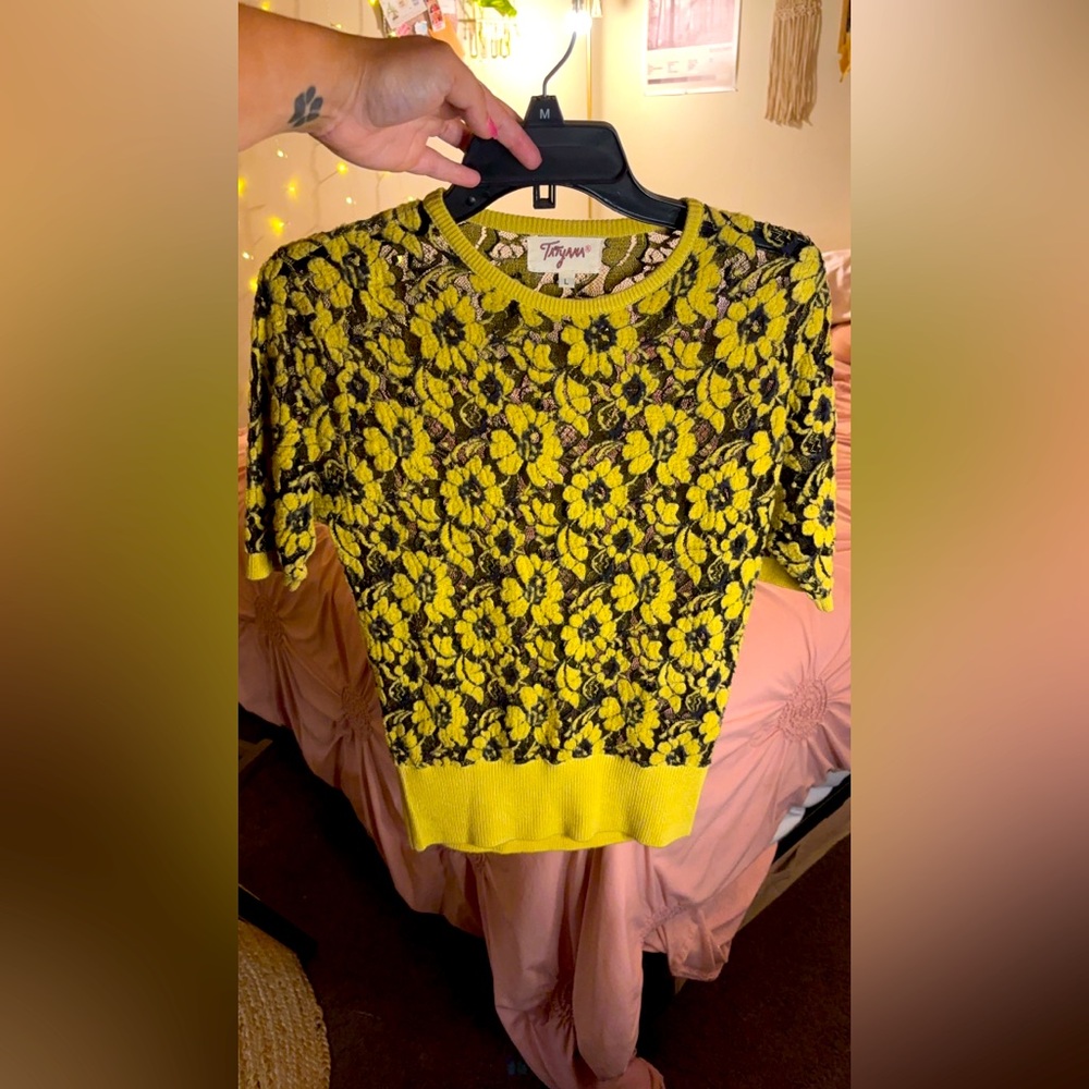 women’s vintage style top, floral and lace detail 💕